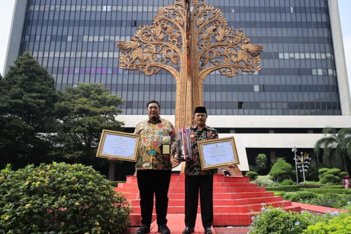 Wali Kota Madiun raih penghargaan Green Leadership Nirwasita Tantra dari KLHK