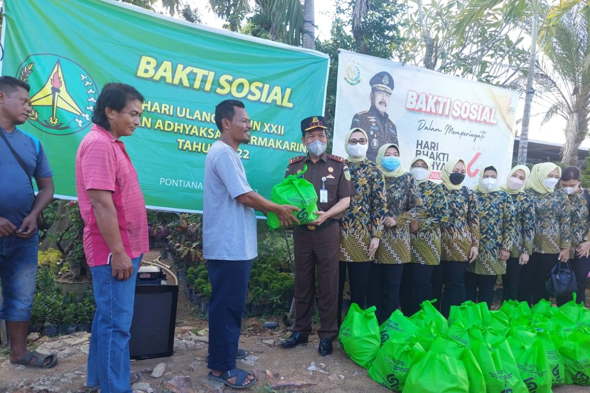 Kejati Kalbar bagikan paket sembako pada penjual tanaman hias