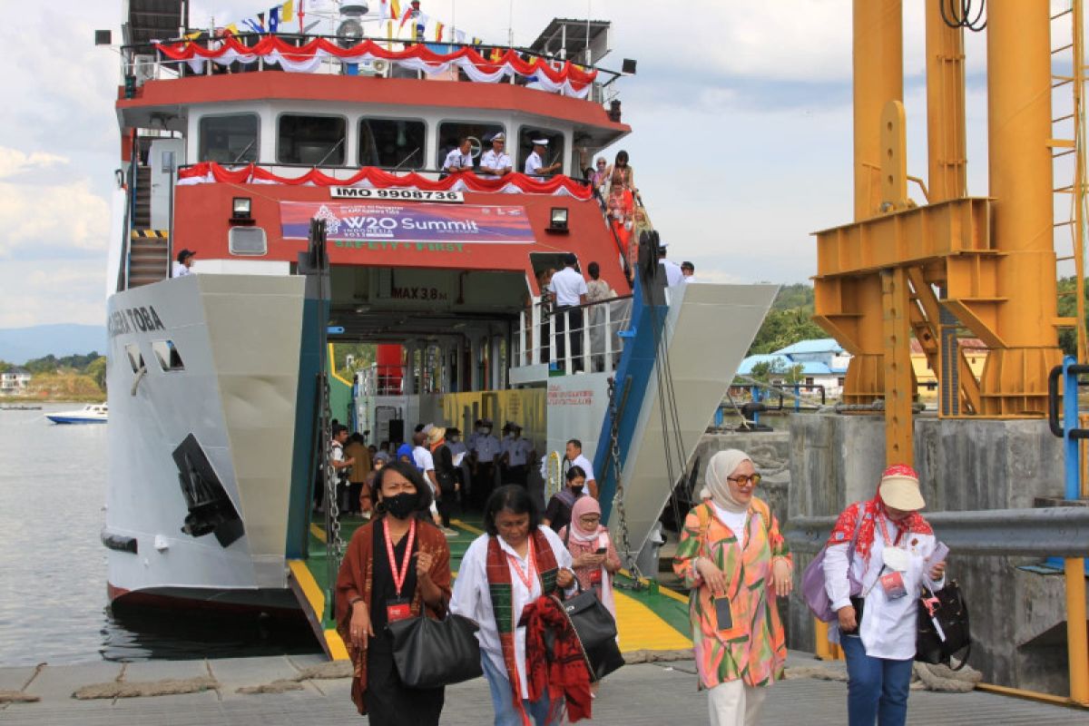 KMP Kaldera Toba antarkan delegasi W20 Summit menuju Pulau Samosir
