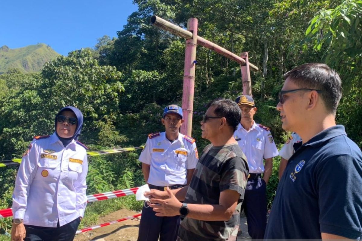 Dishub NTB memasang pembatas jalan dan rambu di titik rawan Sembalun