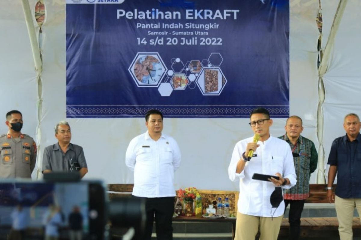 Sandiaga Uno dorong ekonomi kreatif dan kampanye sadar wisata di Pulau Samosir