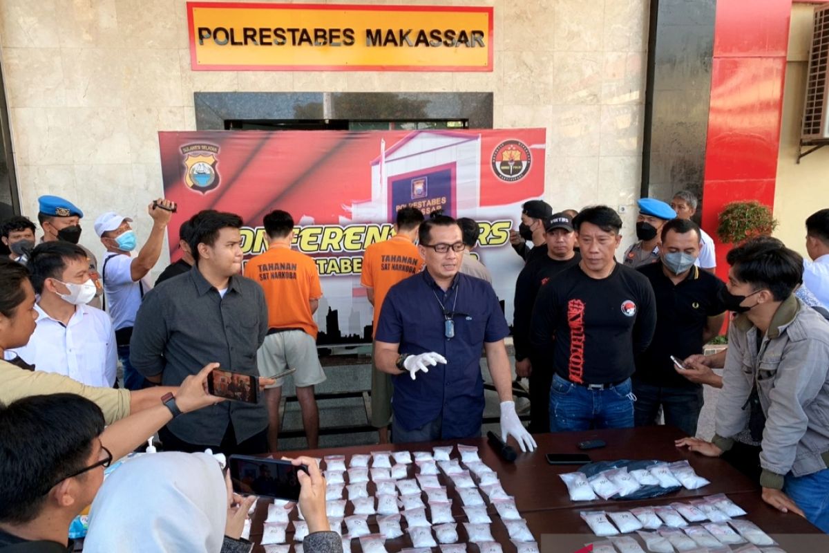 Polrestabes Makassar rilis pengungkapan 7,4 kilogram narkotika