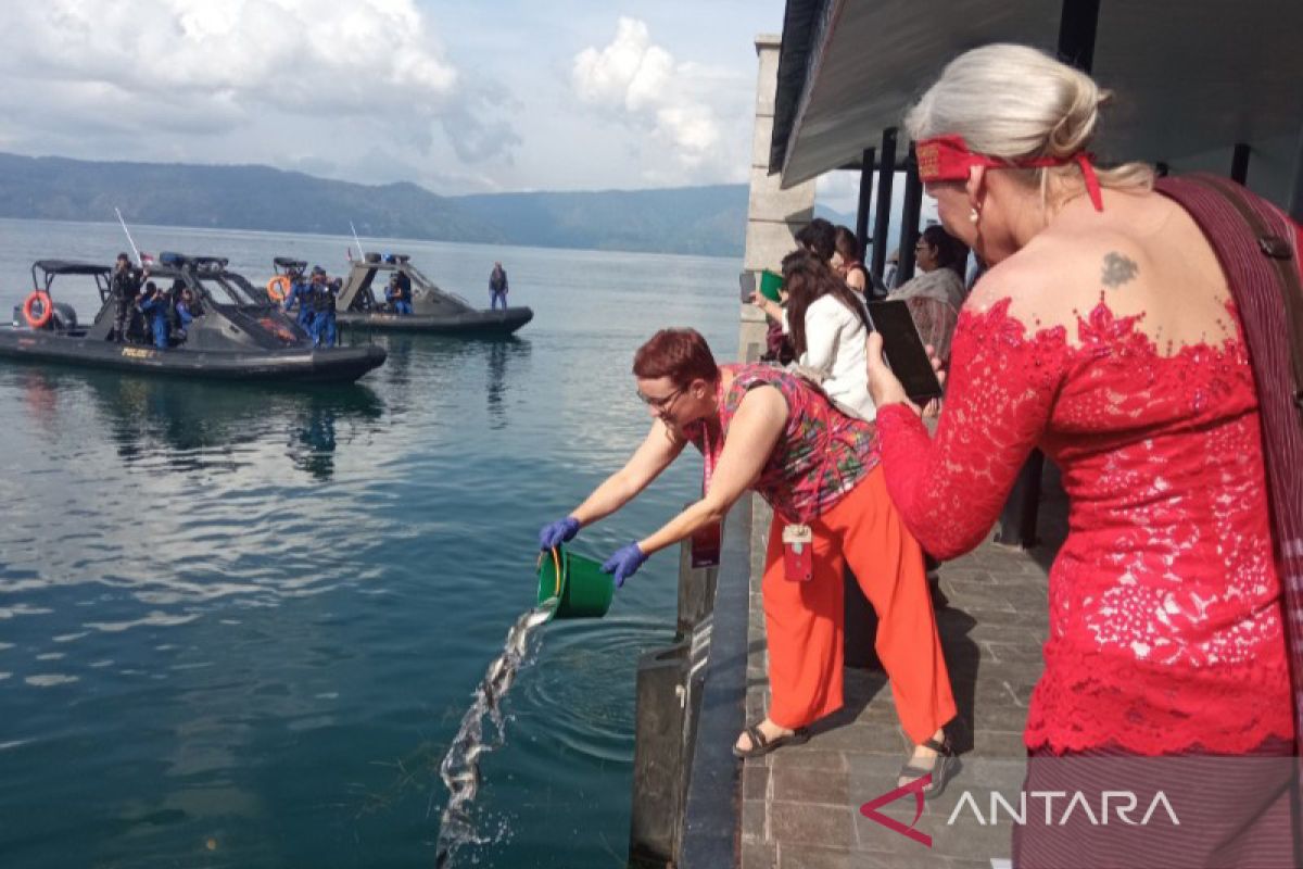 Delegasi W20 tabur bibit ikan di Danau Toba