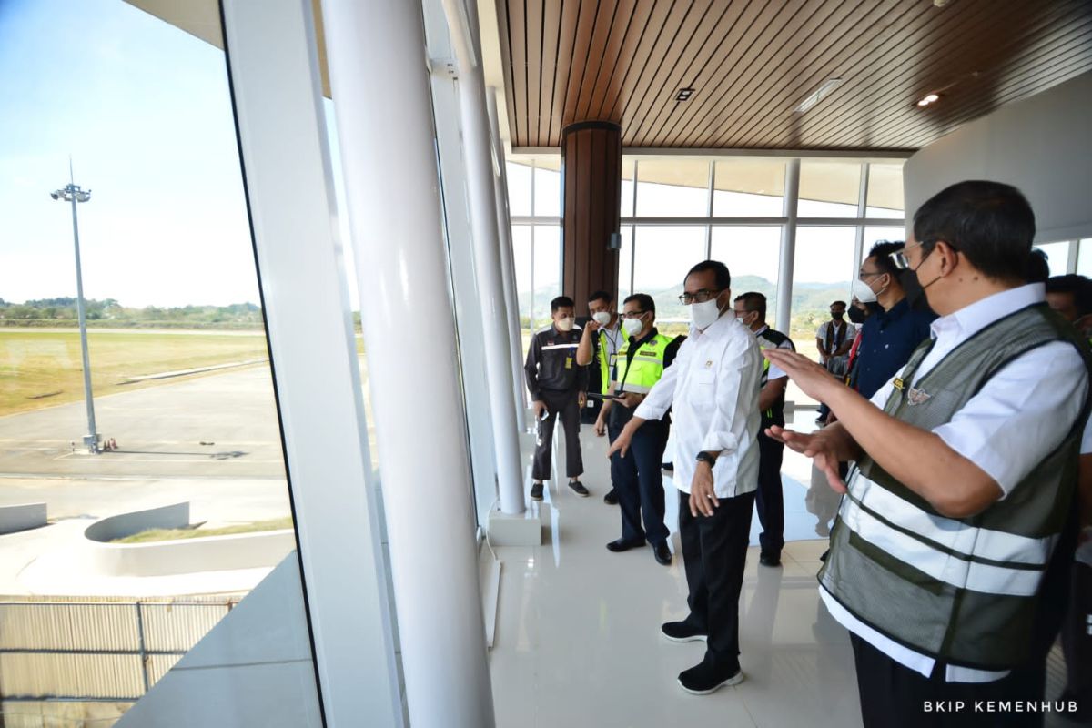 Menhub tinjau Bandara Komodo sebelum diresmikan Presiden Jokowi