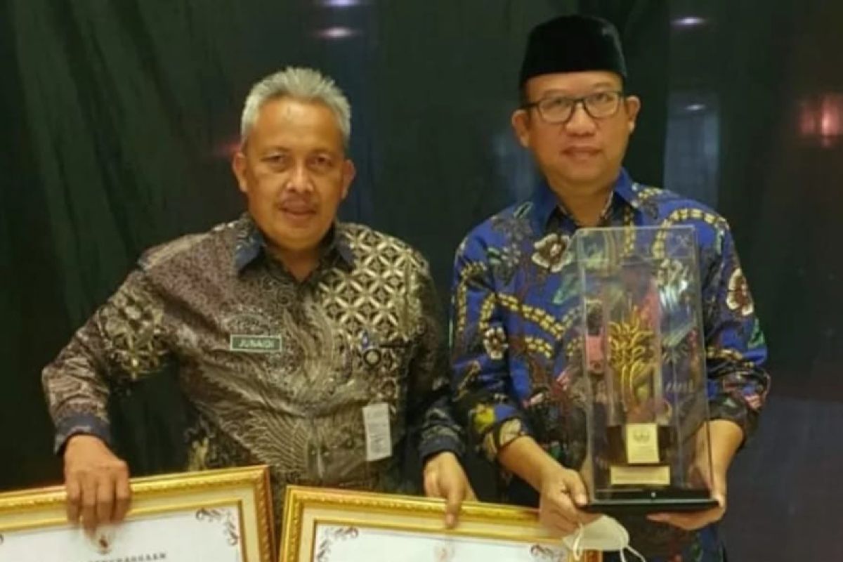 Bupati Banyumas terima anugerah Nirwasita Tantra 2021 dari KLHK