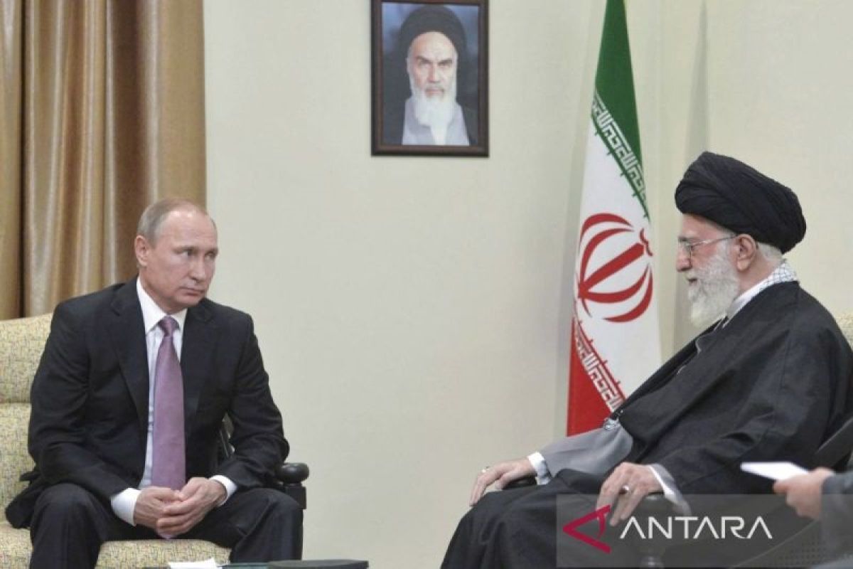 Vladimir Putin berbicara dengan Khamenei, perkuat hubungan Rusia-Iran