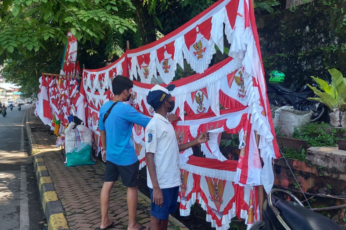Penjualan pernak pernik Agustusan mulai marak di Kota Jayapura