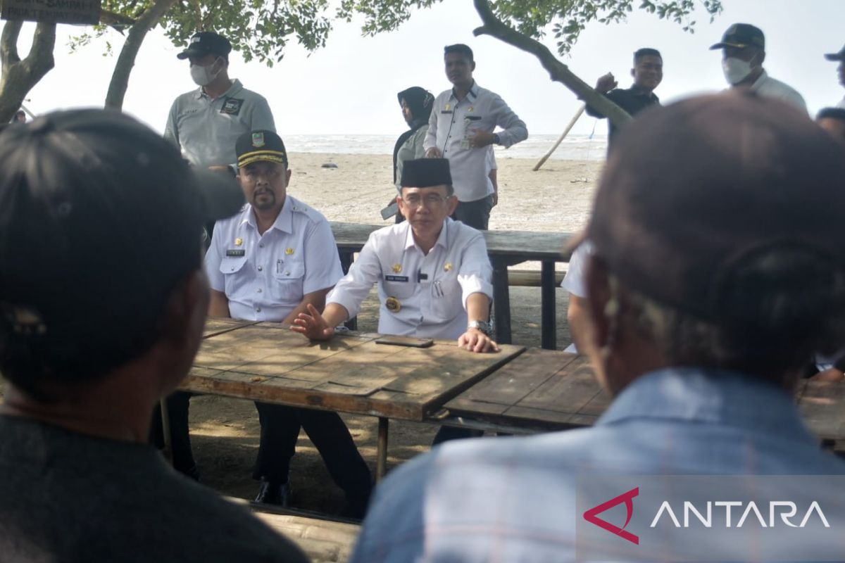 Nelayan Bekasi keluhkan kapal pukat harimau tangkap ikan di zona perairan dangkal