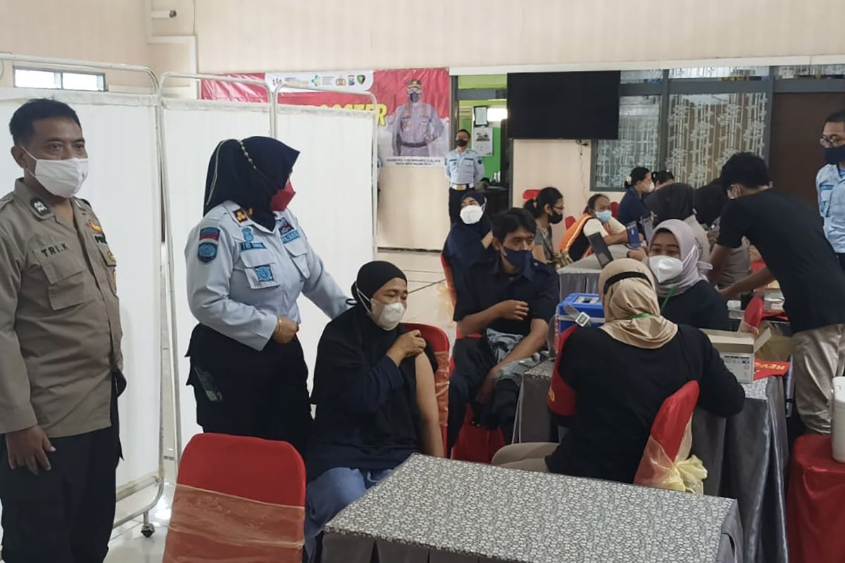 Polisi beri vaksin penguat untuk Lapas Perempuan Malang