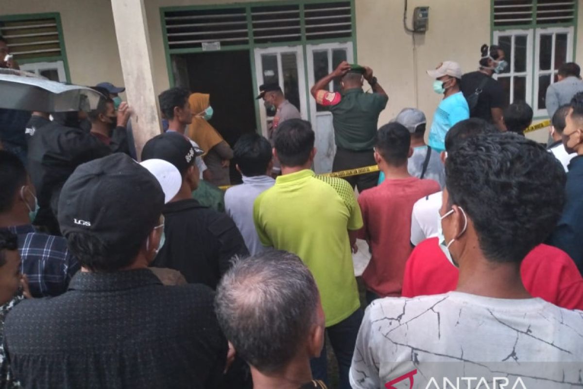 Warga Solok Selatan temukan mayat seorang perempuan membusuk di rumah kontrakan pacarnya