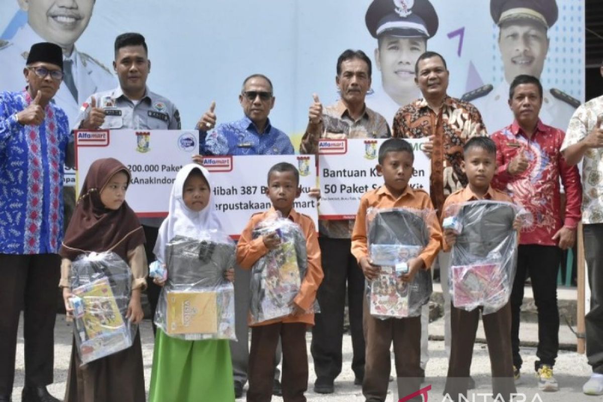 Staf Ahli Bupati Kampar serahkan 387 buku program CSR Alfamart