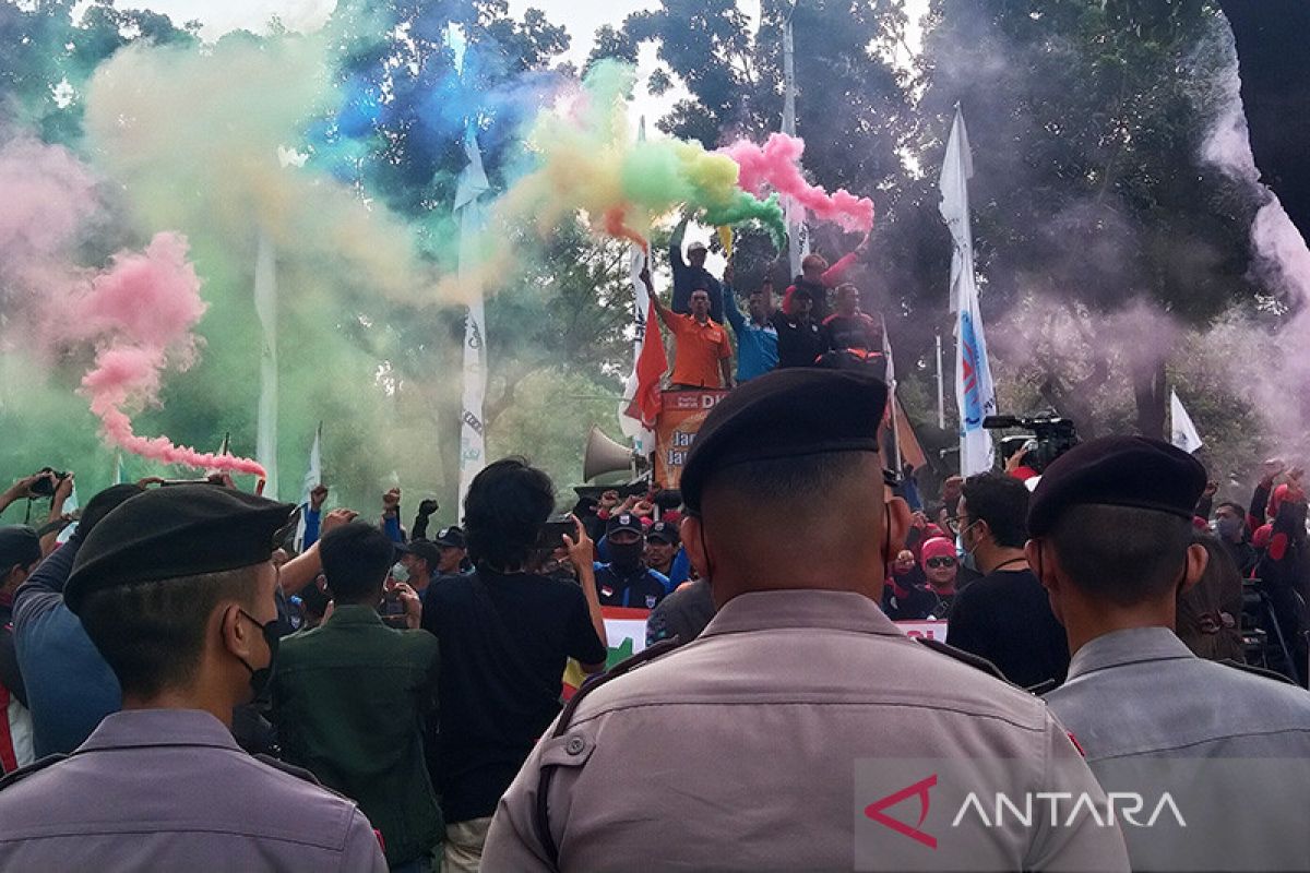 DKI kemarin, razia masker remaja "SCBD" hingga demo buruh tolak UMP