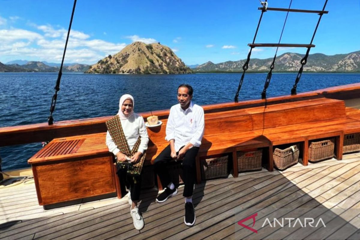 Jokowi tempuh perjalanan 2,5 jam dengan kapal pinisi ke Pulau Rinca