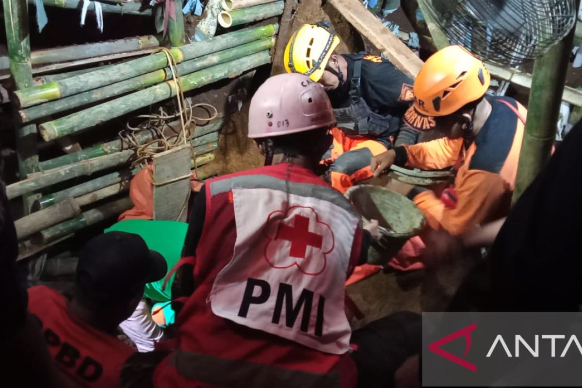 Tim SAR gabungan evakuasi jasad korban terakhir longsor di Sukabumi