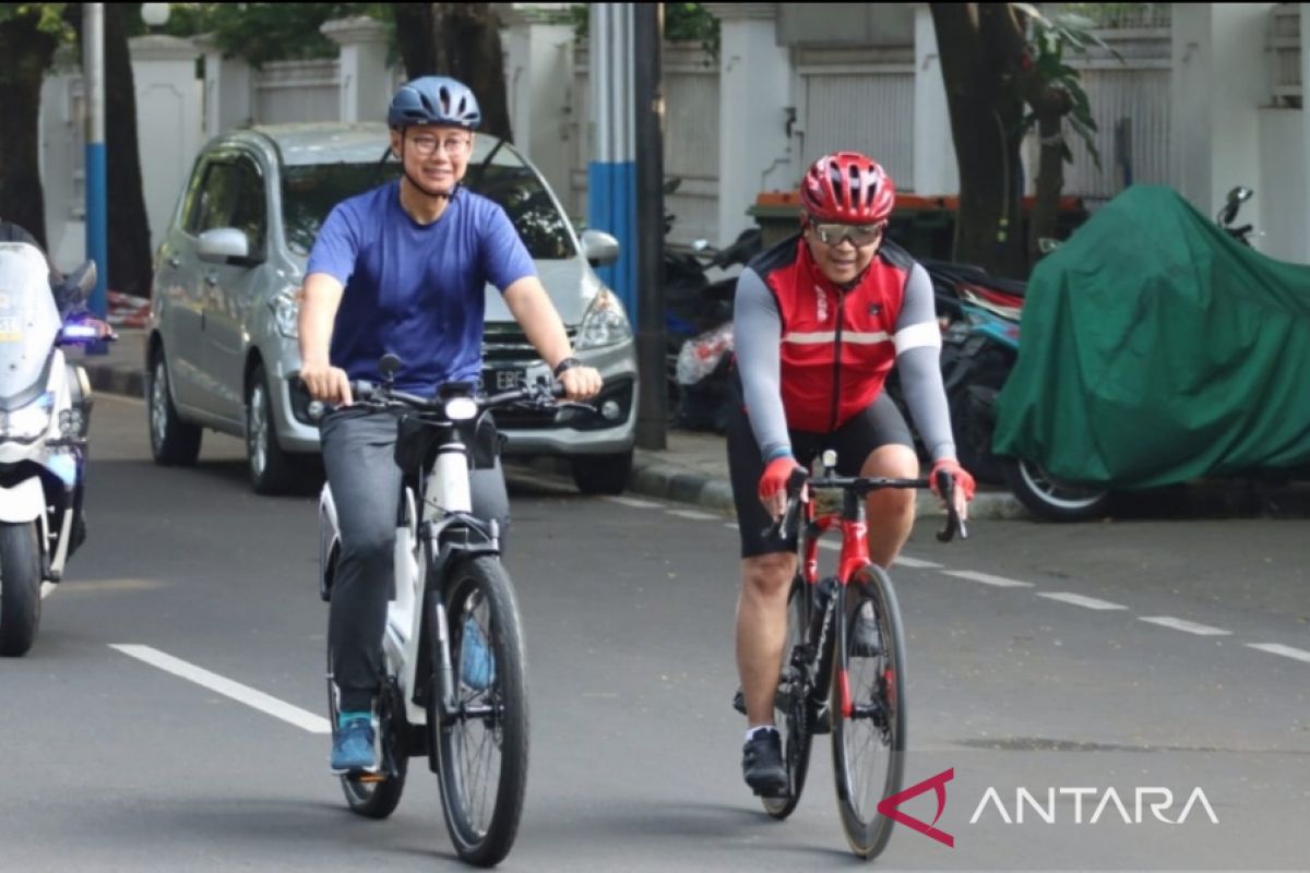 Hasto tak bicara soal kerja sama Pilpres saat gowes bareng Sekjen PAN