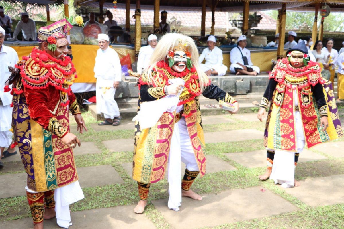 Wali Kota Denpasar Jaya Negara menari topeng di Pura Semeru Agung
