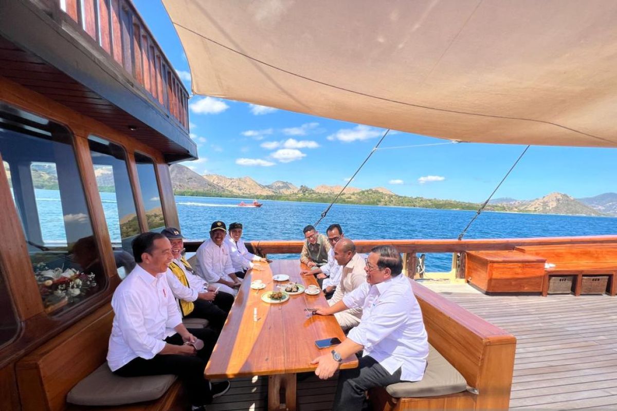 Jokowi bersama rombongan naik kapal pinisi menuju Pulau Rinca NTT