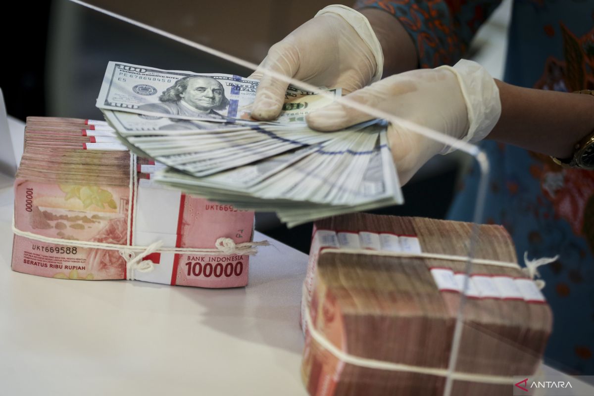 Rupiah menguat seiring pasar nantikan hasil rapat The Fed