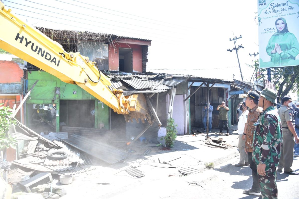 Pemkab Sidoarjo mulai bongkar bangunan di Aloha untuk pelebaran jalan