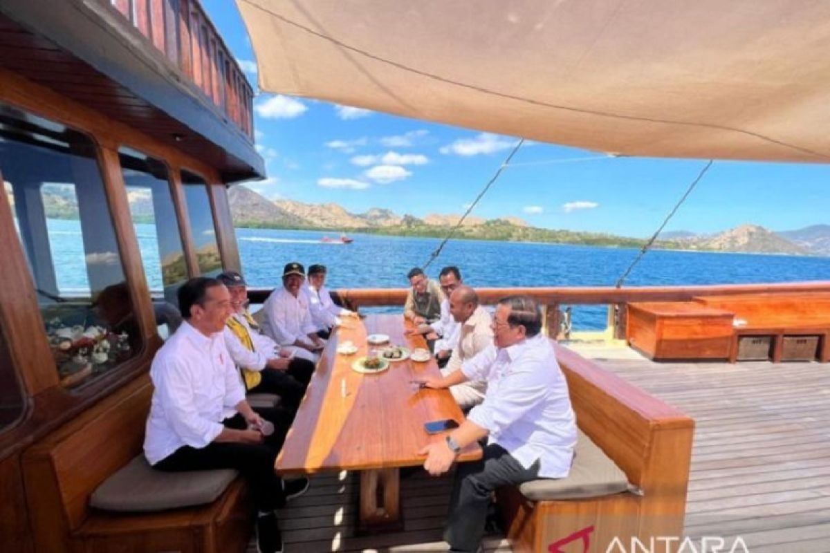 Presiden Jokowi naik kapal pinisi menuju Pulau Rinca