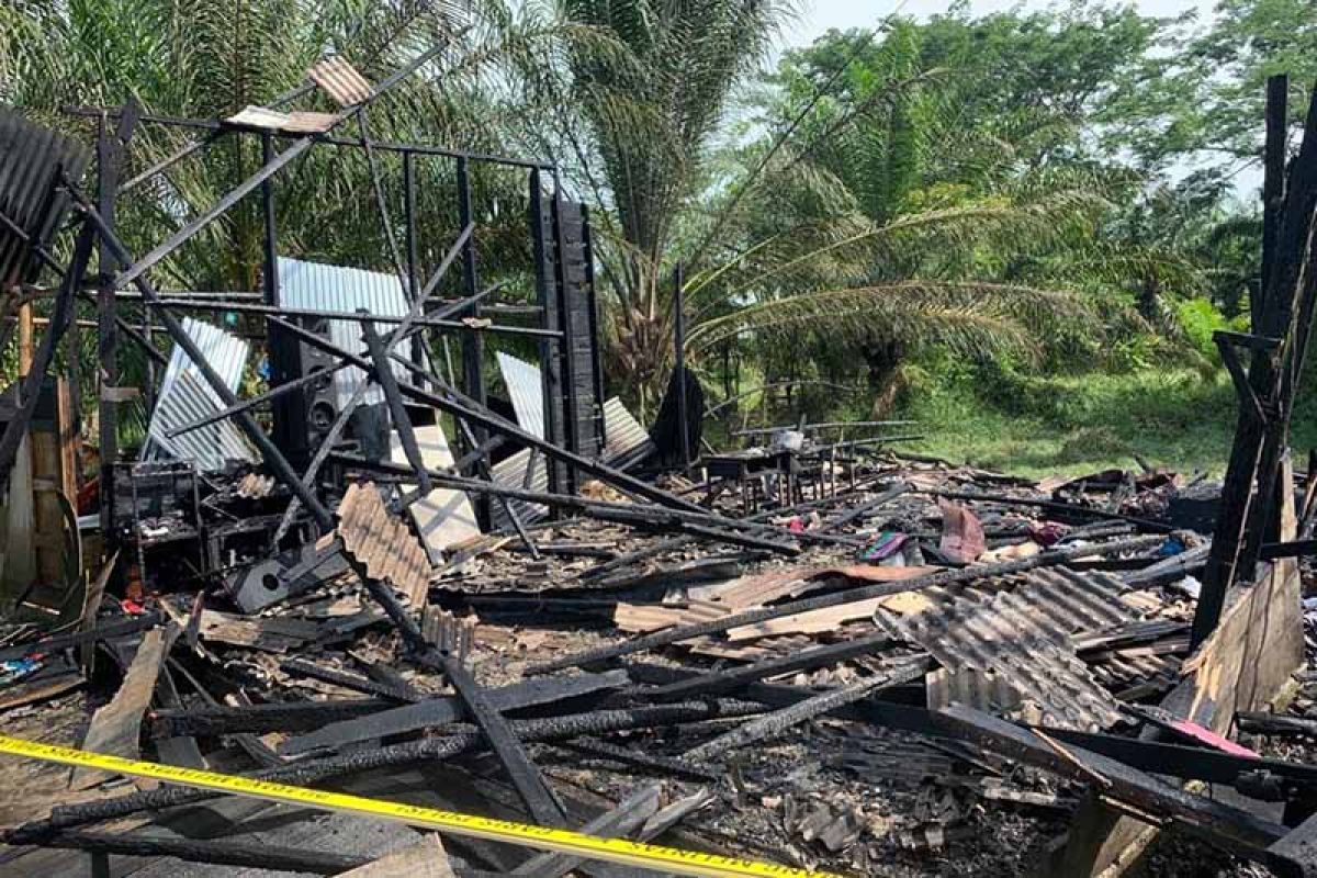 Rumah berkonstruksi kayu di Aceh Utara hangus terbakar