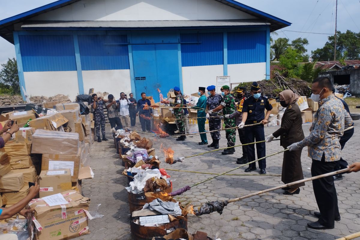 3,5 juta batang rokok dan barang ilegal lain dimusnahkan Bea Cukai Dumai