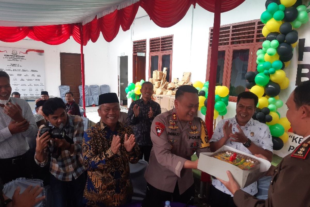 Surprise, Kapolres dan Plt Bupati beri kue Ultah HBA kepada Kajari Palas