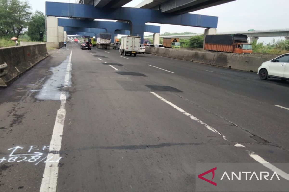 Pengendara diminta waspadai kemacetan imbas perbaikan jalan di  Tol Jakarta-Cikampek