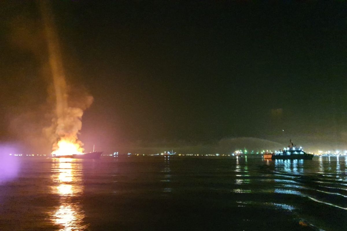 Kapal barang kelontong dari Malaysia terbakar di Batam
