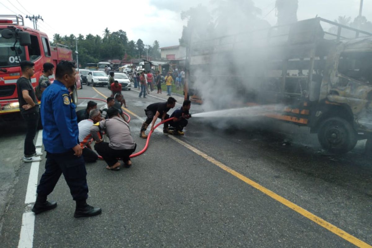 Truk ekspedisi membawa 12 unit motor terbakar di Padang Pariaman
