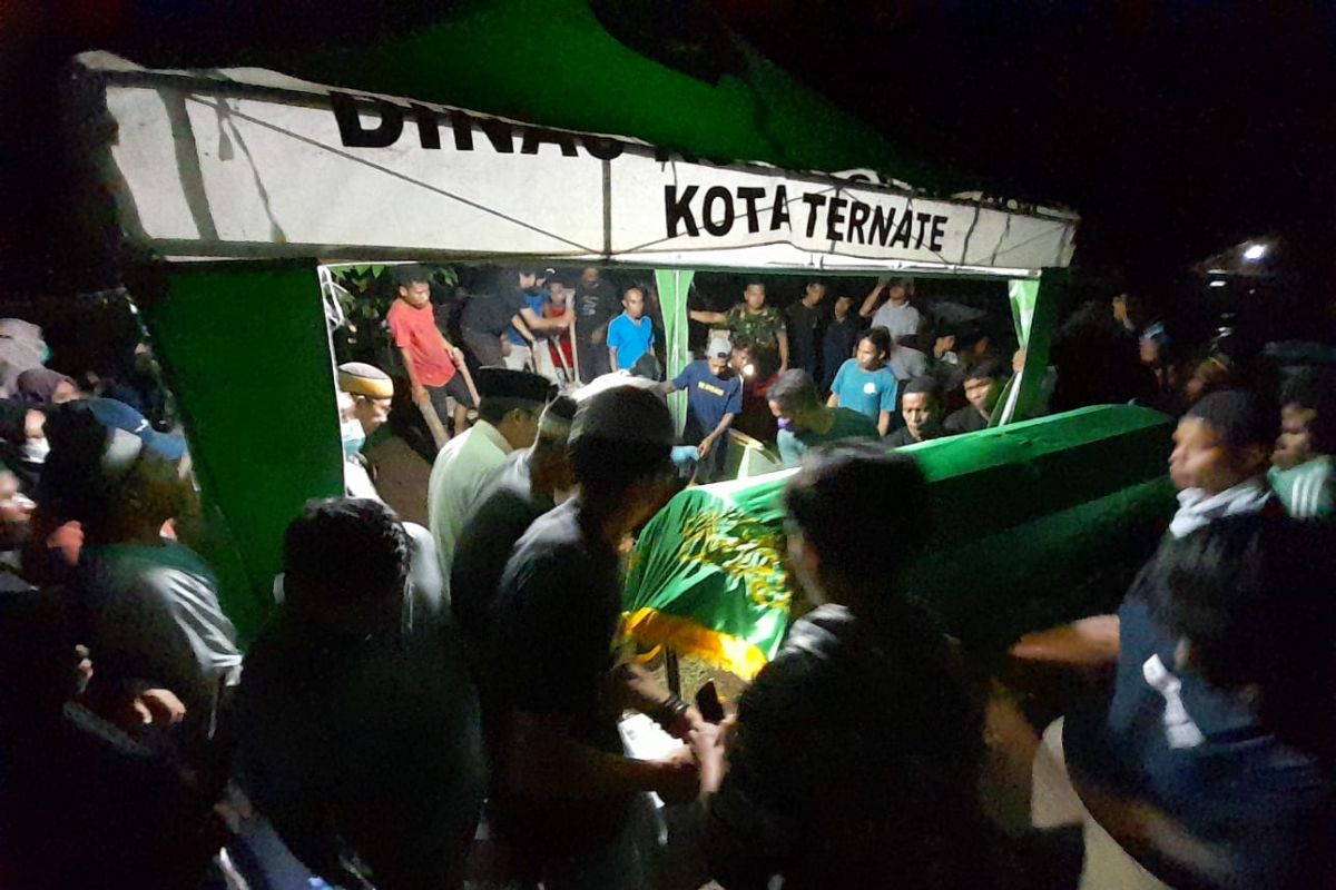 Satu jenazah korban kapal KM Cahaya Arafah dimakamkan di Ternate