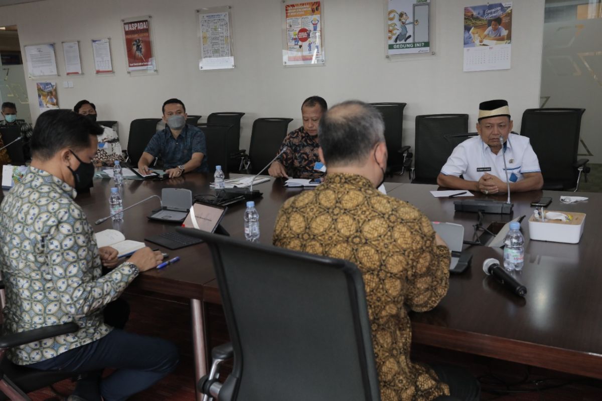 Bupati Lampung Timur monitor kemajuan penanganan dan pembersihan ceceran minyak
