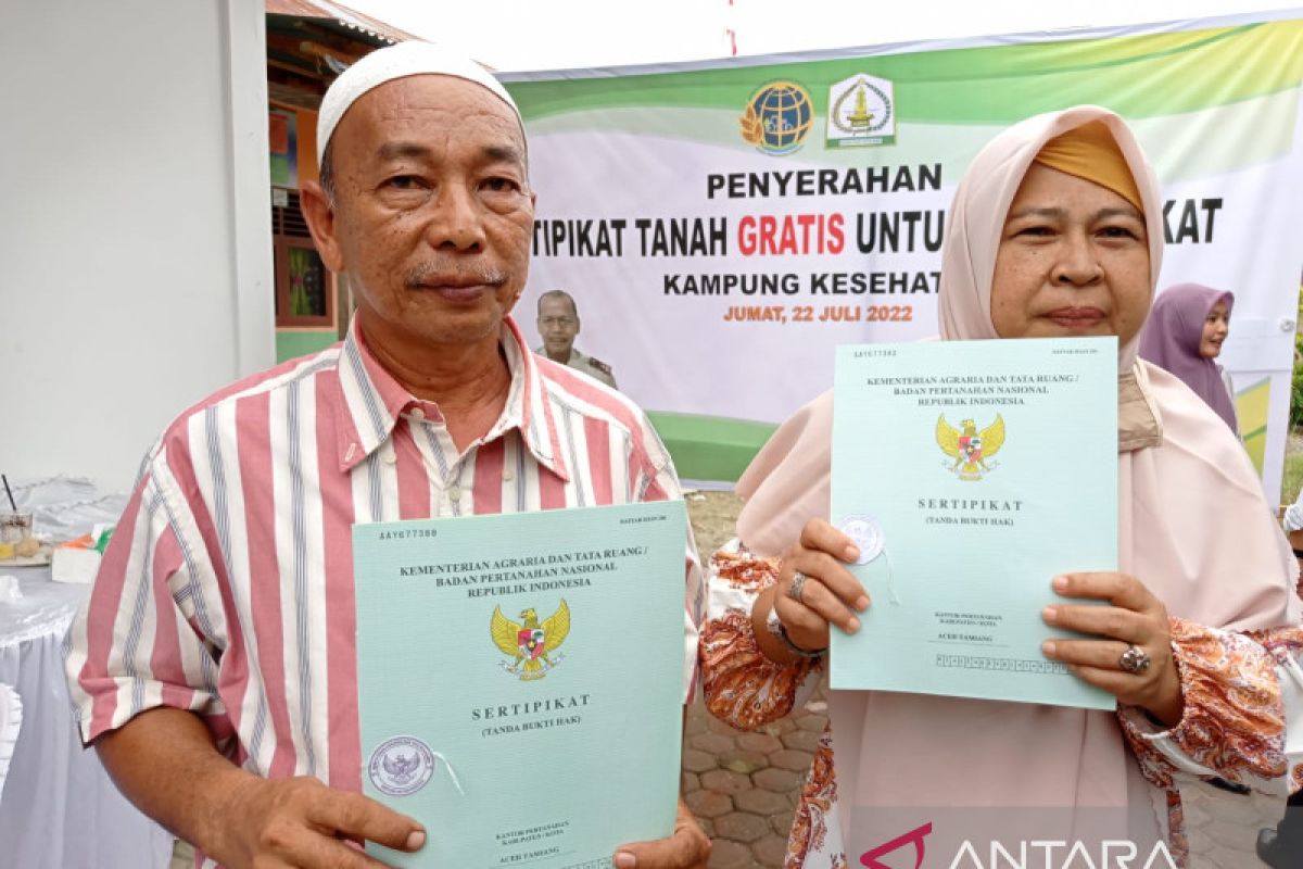 BPN Aceh Tamiang serahkan 72 sertifikat tanah kepada palaku UMKM