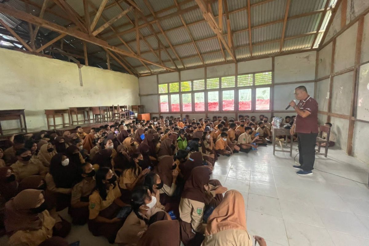 Polisi berikan penyuluhan bahaya narkoba pada pelajar SMPN 6 Satu Atap di Sintang