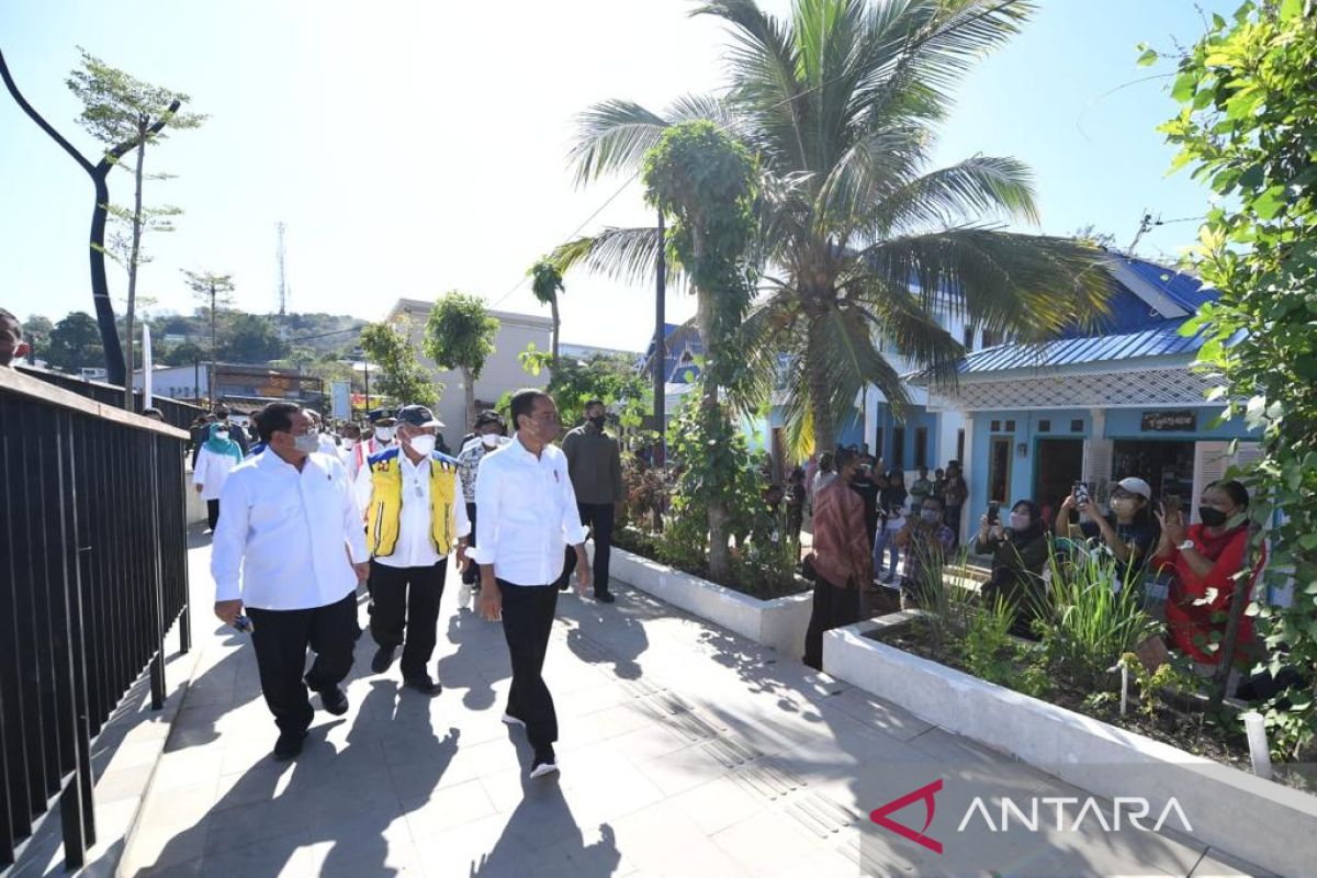 Jokowi reviews tourism residential development in Labuan Bajo