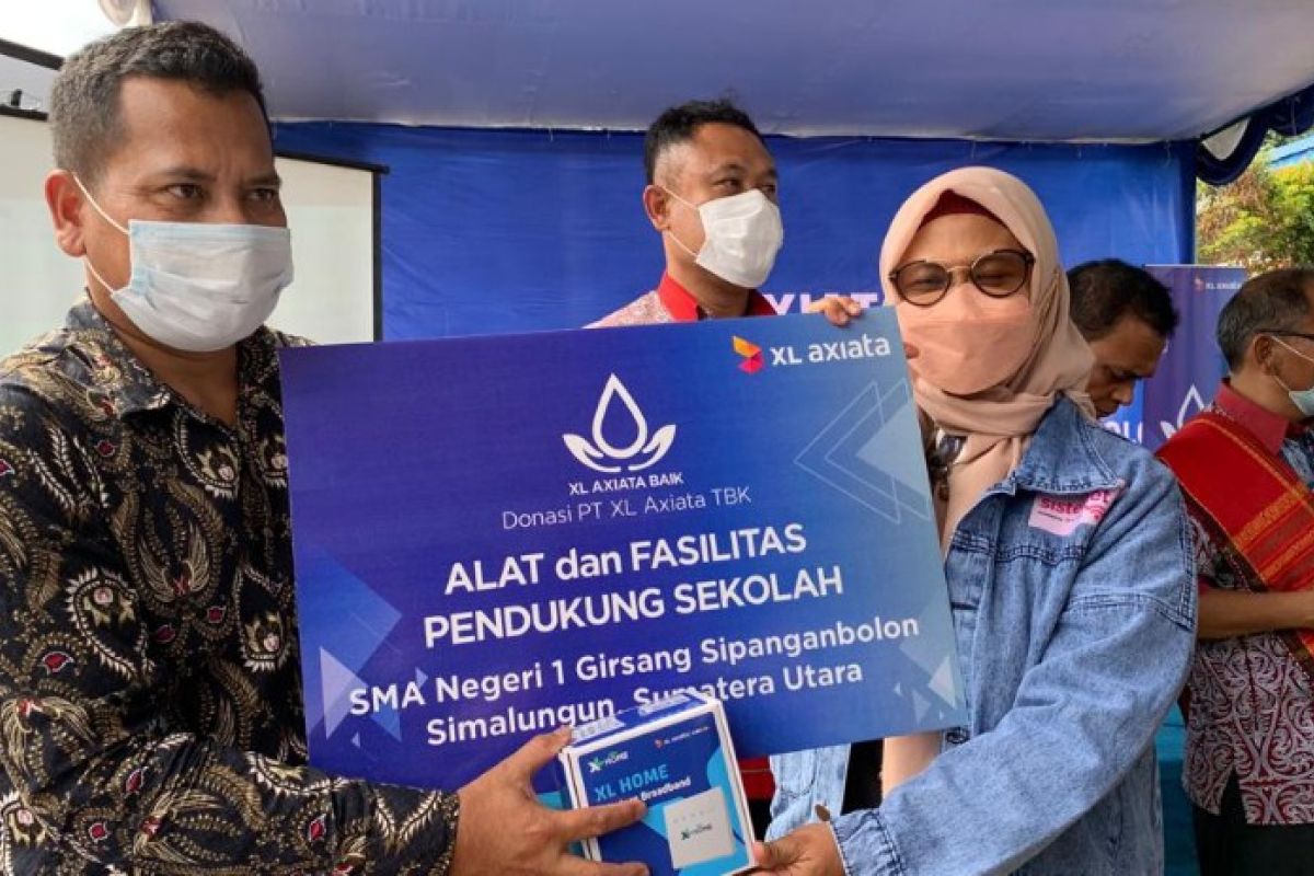 Karyawan XL Axiata edukasi internet siswa di kawasan Danau Toba