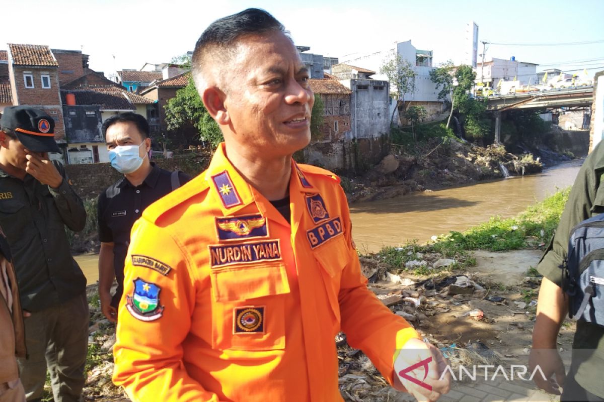 Pemkab Garut mulai bagikan uang kerohanian bagi korban banjir