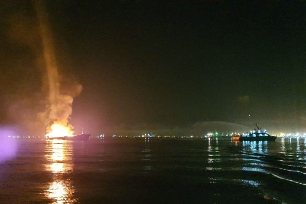 Kapal Layar Motor muatan barang kelontong dari Malaysia terbakar di Batam