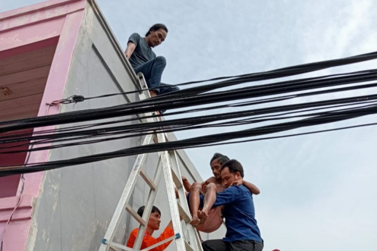 Warga  Tangerang luka berat akibat tersengat listrik saat perbaiki atap rumah