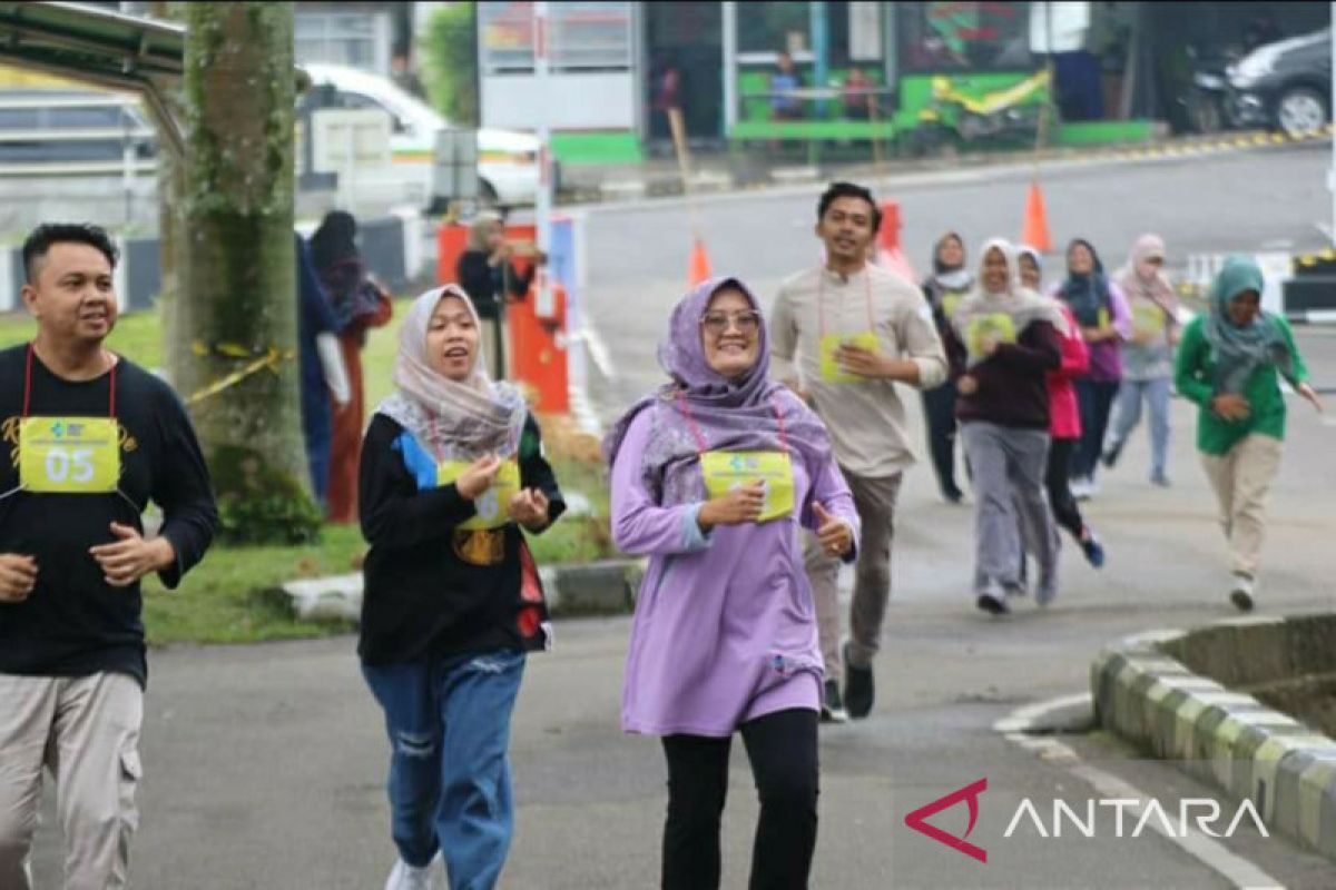 Pegawai RSUD melakukan pemeriksaan kebugaran