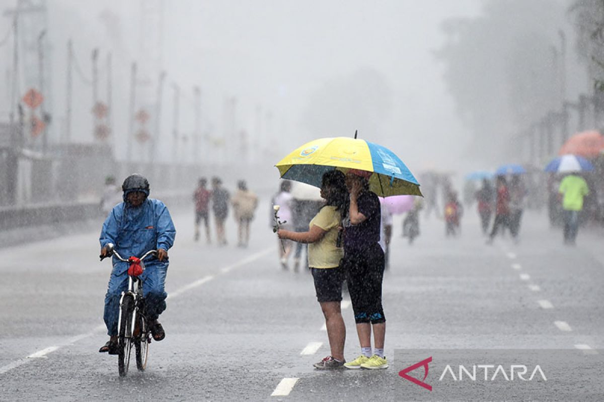 Hujan diprakirakan turun di sejumlah kota besar Indonesia