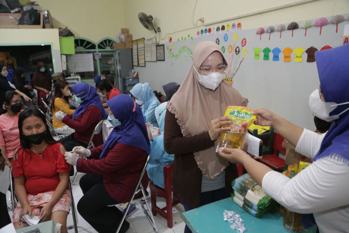 Pemkot Surabaya tarik minat warga vaksinasi penguat dengan sembako