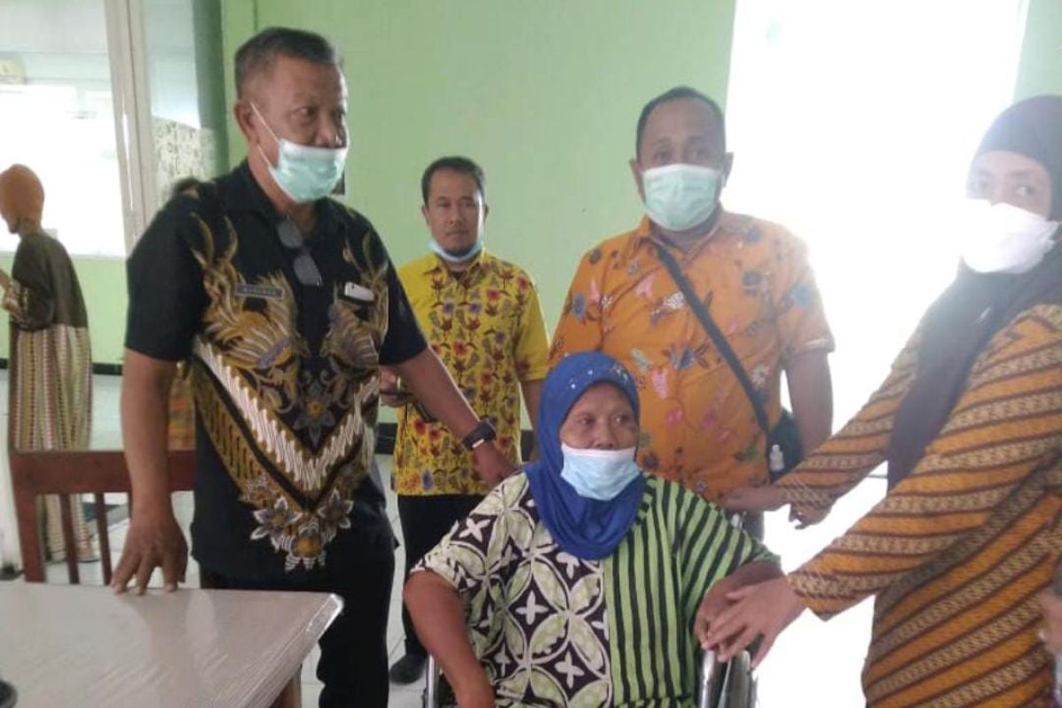 Nenek Kartiyem dapat perhatian ekstra di Griya Werdha Surabaya