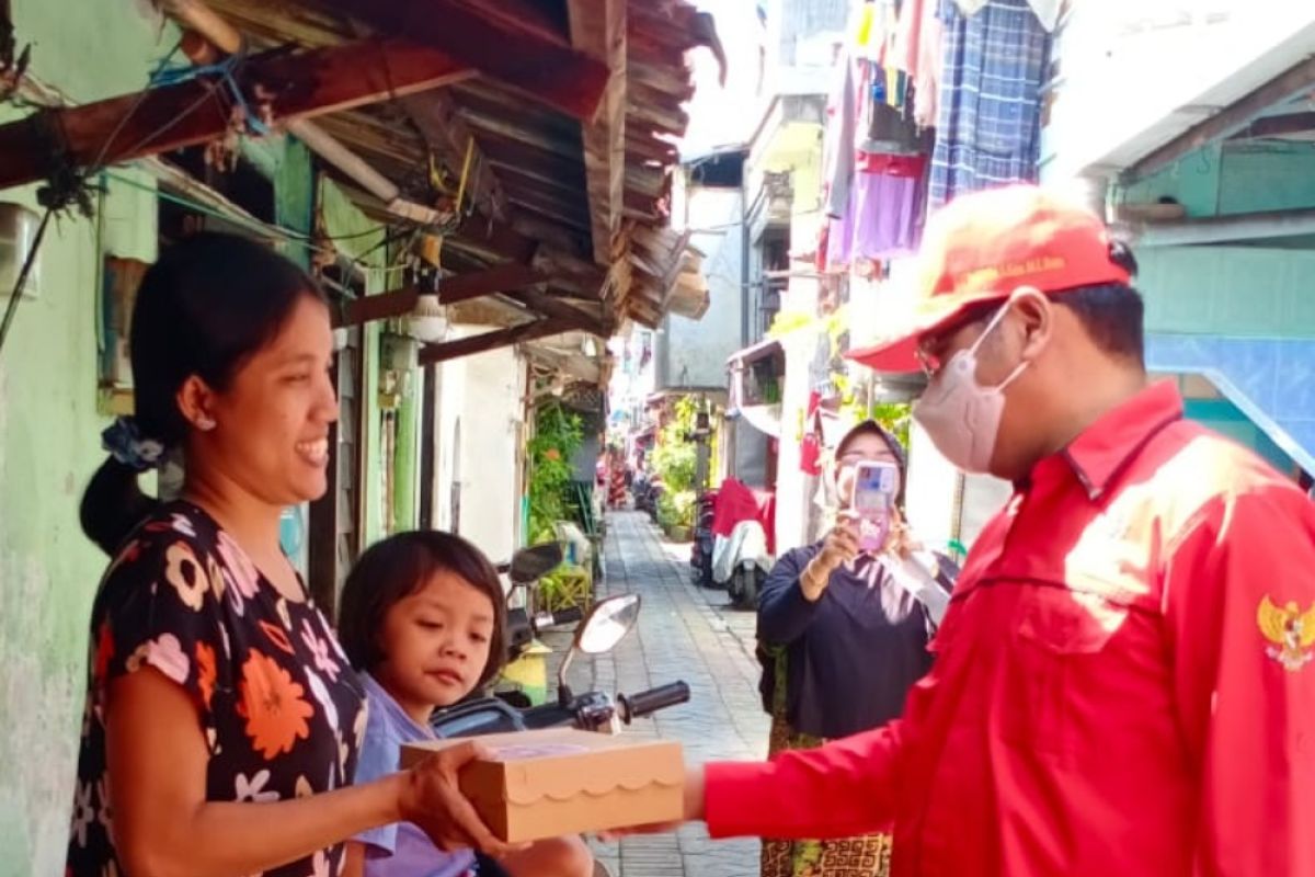Serap aspirasi, Legislator PDIP Surabaya rutin bagi-bagi makanan tiap Jumat