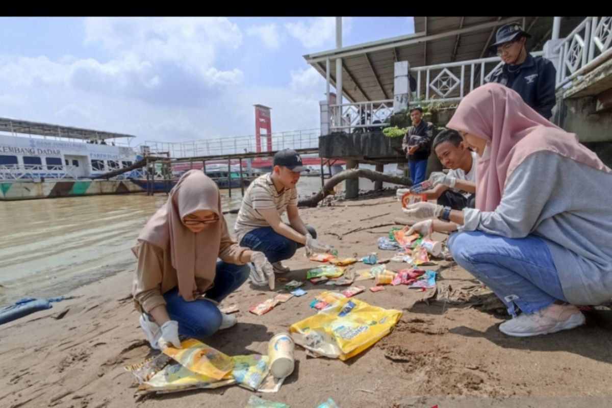 Aktivis lingkungan Palembang bersihkan sampah plastik di Sungai Musi