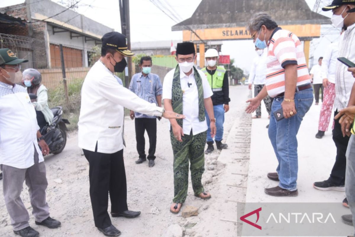 Pemkab Bekasi perbaiki jalan akses kantor pemda yang rusak di lima titik