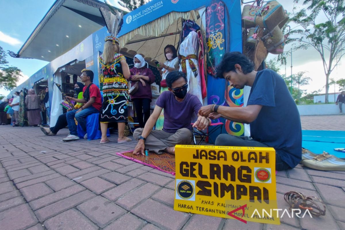 Perajin gelang simpai Dayak turut dulang rezeki di Gernas BBI