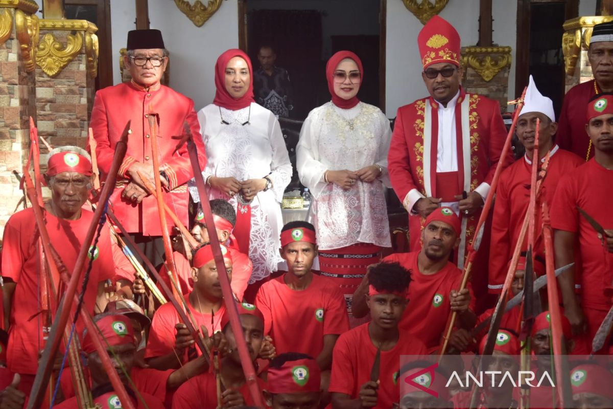 Gubernur Maluku Murad Ismail Dikukuhkan dan Diterima Sebagai Anak Adat Kei