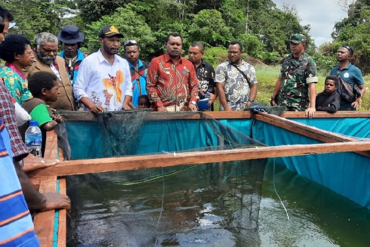 Babinsa Kodim Yahukimo dampingi pelatihan masyarakat di Nduga