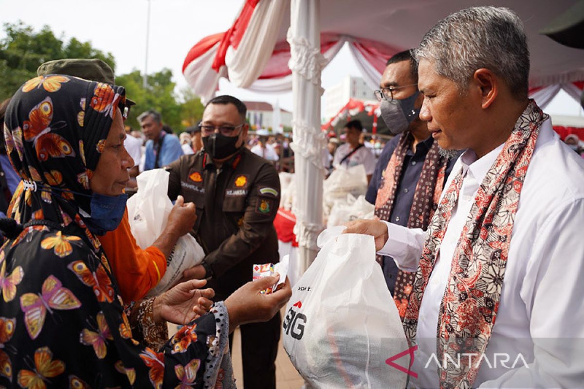 Semen Indonesia gelar pasar murah bantu penuhi bahan pokok masyarakat